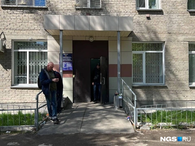 Иногда возле отдела по вопросам миграции даже устраивают потасовки | Источник: Настасья Медведева / NGS.RU