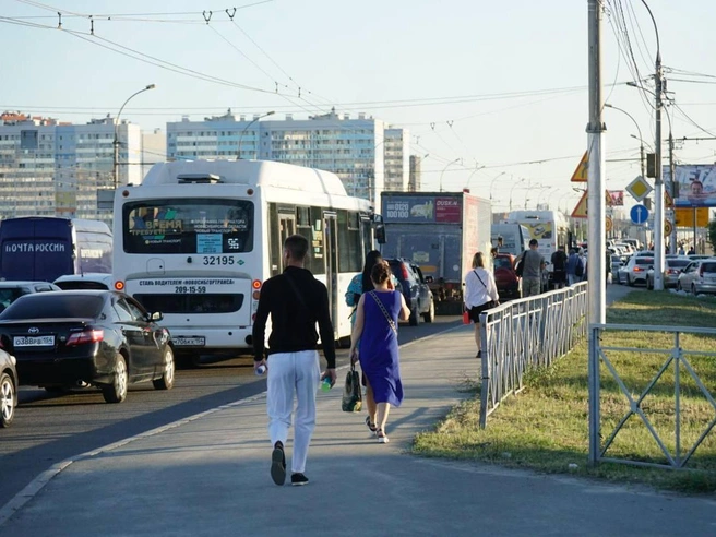 Часть новосибирцев предпочла перейти мост пешком | Источник: Александр Ощепков / NGS.RU