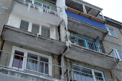 Гигантские сосульки образовались на домах напротив театра Камала