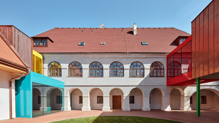 Яркая школа в здании бывшей церкви в Чехии