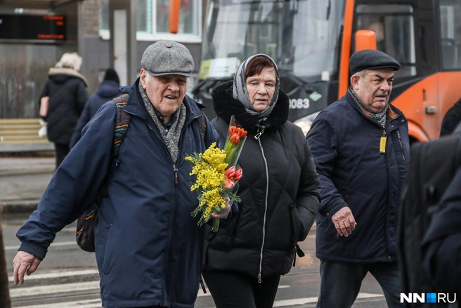 Цветы приятно получать женщинам любого возраста | Источник: Наталья Бурухина / NN.RU