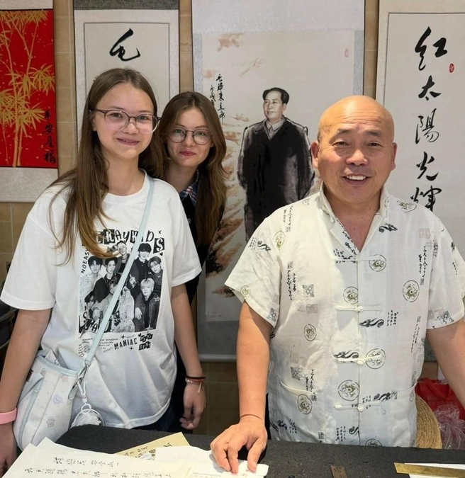 Дочки Веры с китайским мастером каллиграфии | Источник: Вера Комарова