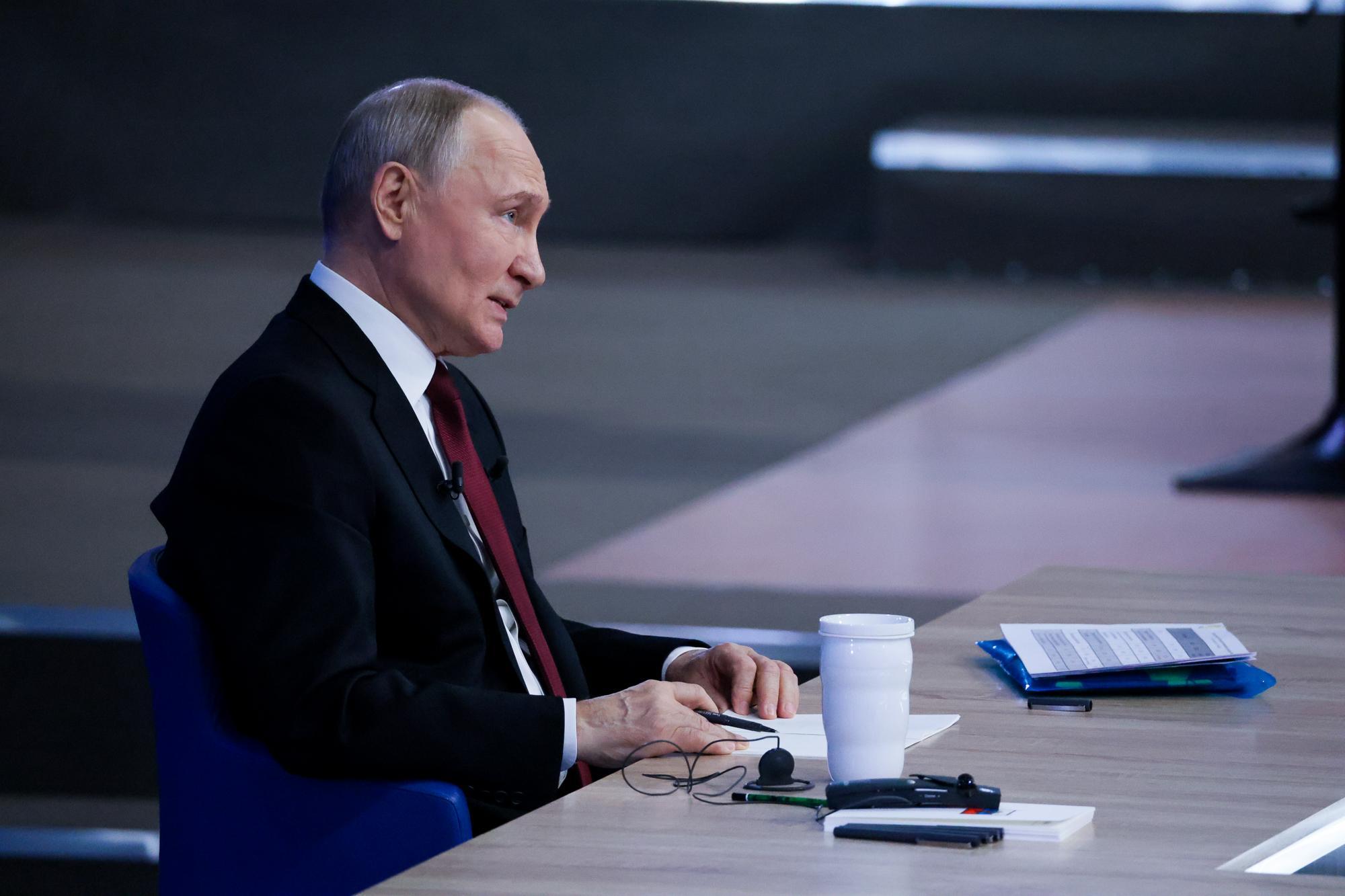 Грозит пожизненное: Путин подписал закон об ужесточении наказания за склонение детей к диверсиям