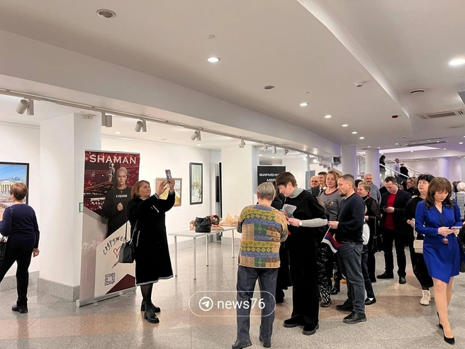 Пока одни фотографируются с елкой, другие — на фоне баннера с изображением певца | Источник: Кристина Геворкян / 76.RU
