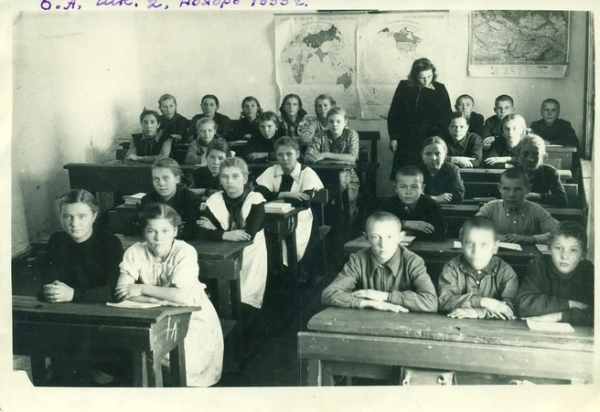 Учащиеся в школе № 2 на уроке литературы в 1953 году | Источник: Музей-заповедник «Красная горка»