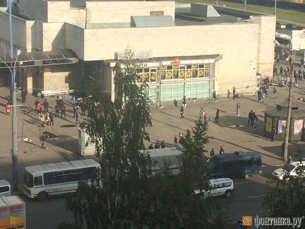 Профилактика на Дыбенко выстроила у выхода из метро с десяток полицейских, петербуржцам не по себе (фото) | Источник: читатель "Фонтанки" Сергей