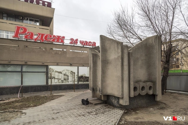Собственник грозит привести территорию в порядок, но восстановить фонтан не обещал | Источник: Мария Часовитина