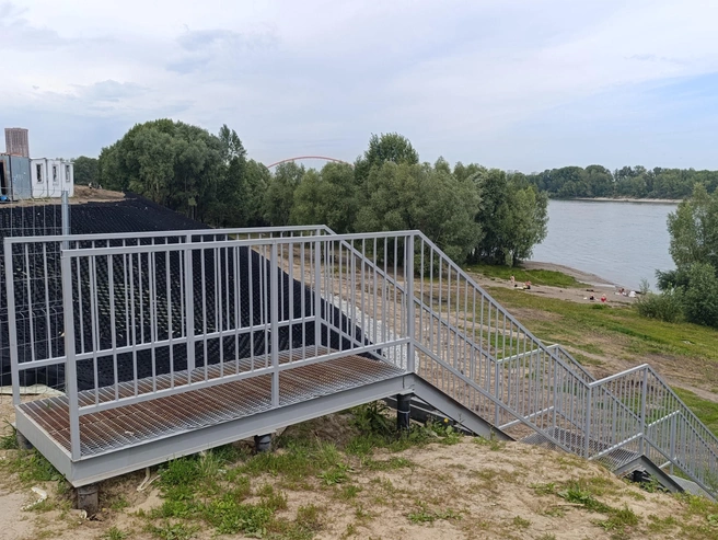 Новая временная лестница для спуска к реке | Источник: Стас Соколов / NGS.RU