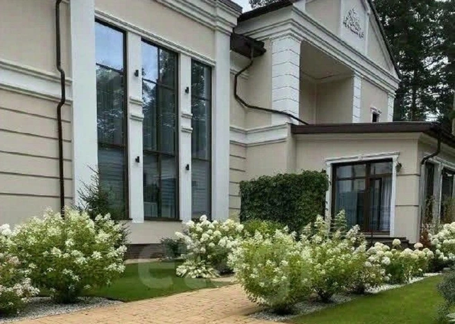 Летом рядом с домом растут цветы | Источник: Агентство недвижимости «Этажи» / N1