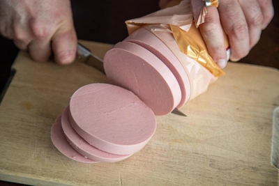 Цены на колбасу и водку снизились, огурцы и яблоки дороже