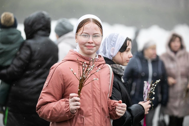 Каждый год Вербное воскресенье выпадает на разные даты, так как праздник отмечается за неделю до Пасхи и за день до начала Страстной седмицы | Источник: Александр Шумай / Vk.com