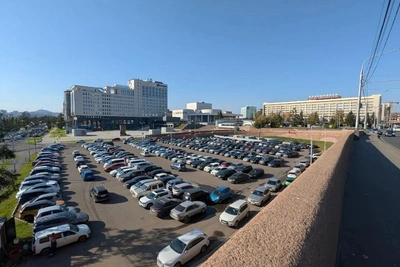 Жители Красноярска жалуются на недостаток платных парковок