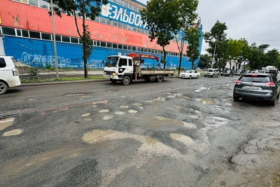 На Фадеева авто застряло в яме, пассажир вышел