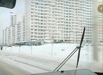 Дом Нади показан в начале фильма  | Источник: кадр из фильма «Ирония судьбы, или С лёгким паром!» (1976), Мосфильм