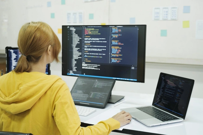 Конструктор вместо кода: как российские компании экономят на IT-разработке Конструктор вместо кода: как российские компании экономят на IT-разработке | Источник: iStock.com/ijeab