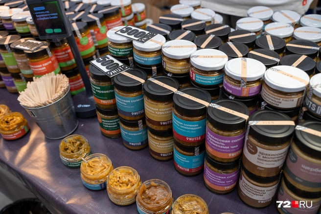 У этого производителя более десяти видов арахисовой пасты. Рай для любителей этого лакомства. Цена — от 300 рублей | Источник: Илья Чикотин / 72.RU