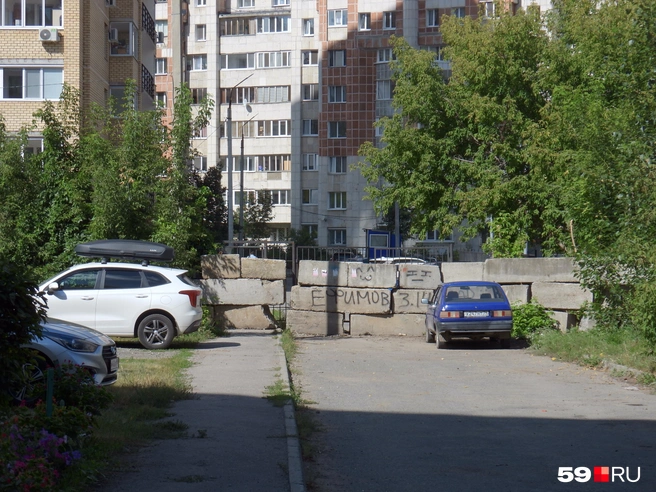 Этот проезд сделал застройщик Строителей, 26, но теперь он заблокирован и принадлежит соседнему дому | Источник: Кирилл Хафизов / 59.RU