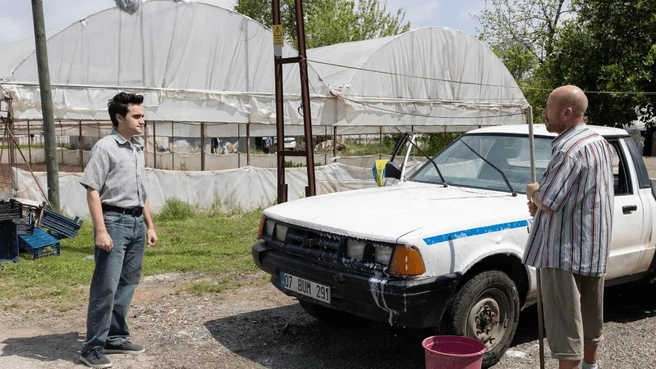 Муж Гюльсум (справа) в фильме показан отстранившимся от ее хлопот человеком, хотя при личной встрече он тоже заботился об Умуте | Источник: кадр из фильма Bi Umut (6+), реж. Гёкхан Ары, 2025 год