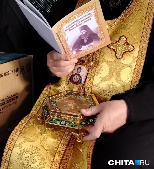 Житие апостола Сибири и святые мощи первого епископа Иркутской и Нерчинской епархии в руках владыки Макария | Источник: Дарья Харламова / CHITA.RU