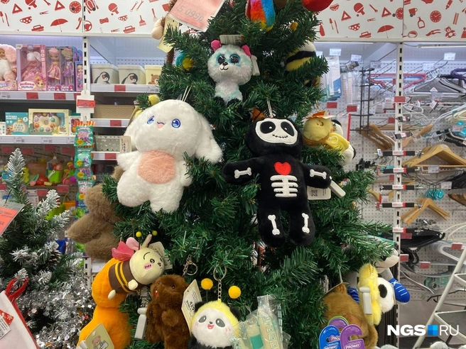 Есть и украшенные подобиями «Лабубу»&nbsp;— интересный вариант декора | Источник: NGS.RU