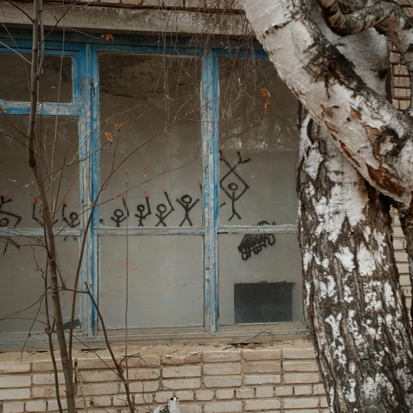 Можно увидеть и «наскальные» рисунки. На одном из них изображены люди с факелами и мамонт | Источник: Андрей Бортко / NGS.RU