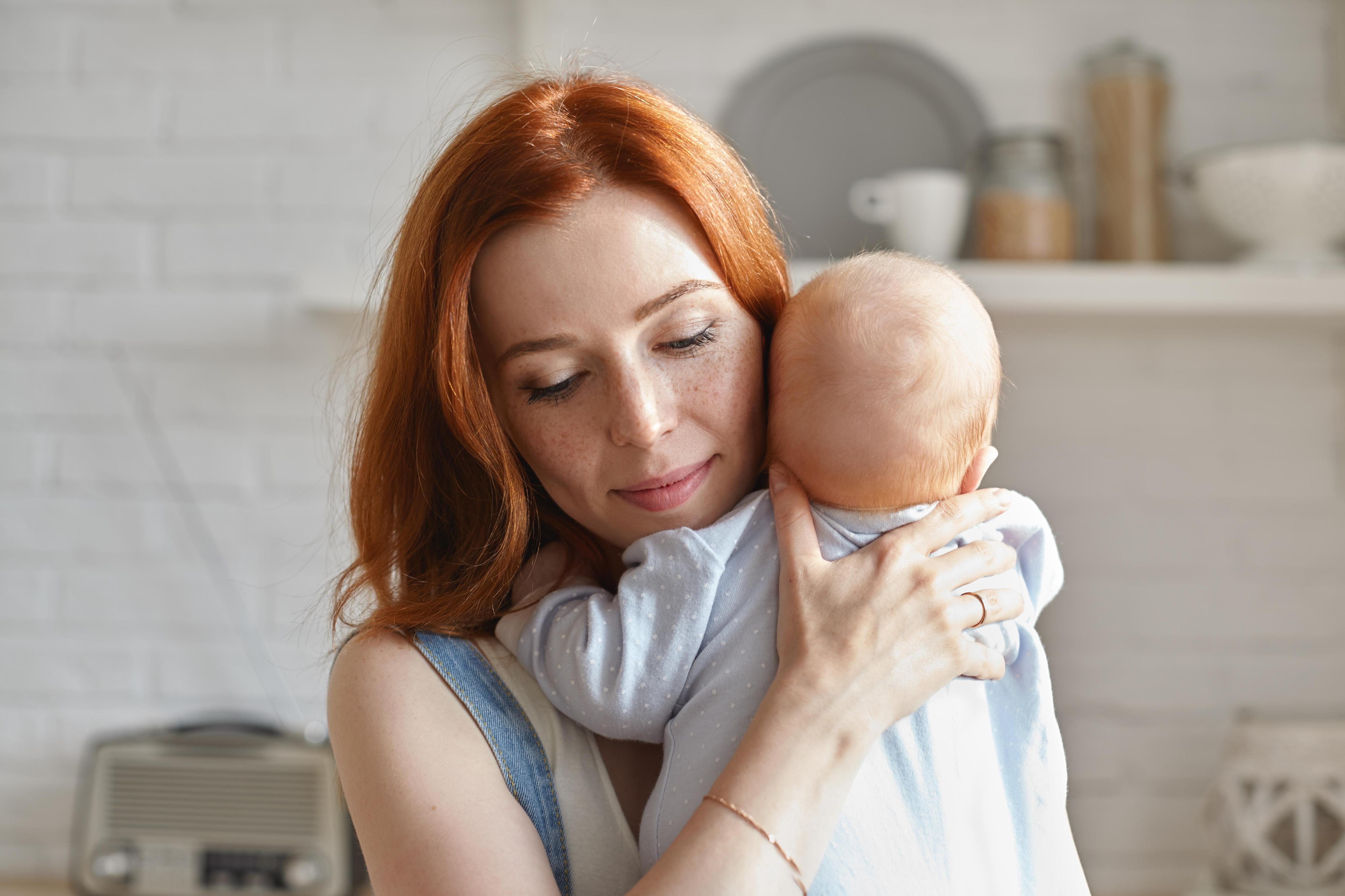 Как правильно прикладывать новорожденного к груди: советы молодой маме | PARENTS