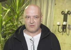 Изменил Дарье Михайловой, оставил Ладу Марис, но сохранил с обеими дружбу. Браки Максима Суханова