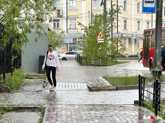 Пешеходам приходится нелегко | Источник: Илья Константинов / 14.RU