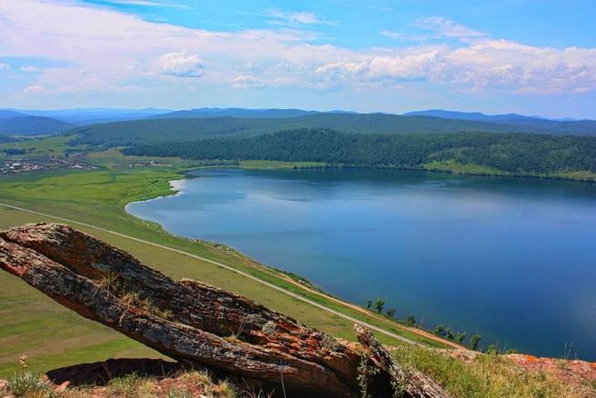 Озеро Большое за летний сезон посещают тысячи туристов | Источник: Visitsiberia.info