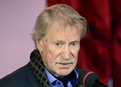 Спит на раскладном диване и питается с ложки: семья отдала 93-летнего Краско помощнице