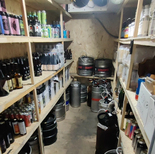 На этом снимке&nbsp;— святая святых бара-магазина, cold room, в котором поддерживается идеальная температура. Это была едва ли не самая сложная и затратная часть подготовки помещения. Но в бизнесе есть и другие нюансы. Например, оборудование для промывки кег Антон купил едва ли не первым в Тбилиси. Когда подушка безопасности уже заканчивалась, а доходы от бизнеса еще не пошли, он не брезговал объезжать с хитрой машинкой конкурентов, предлагая им свои услуги | Источник: Антон Сергеенко