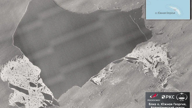 На изображении заметно, что от основного массива с обеих сторон отломились льдины различной величины | Источник: Роскосмос