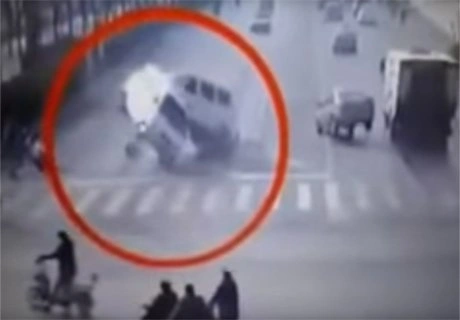 В Китае неизвестная сила опрокинула автомобиль (видео) | ya62.ru