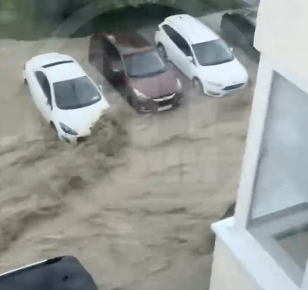 Улицы Сочи затопило. Курорт накрыл мощный ливень — видео