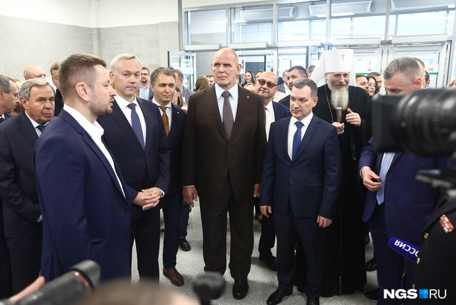 Посмотреть, как пройдет открытие, приехали губернатор области Андрей Травников, мэр Максим Кудрявцев, а также депутаты Государственной Думы Александр Карелин и Леонид Слуцкий | Источник: Александр Ощепков / NGS.RU
