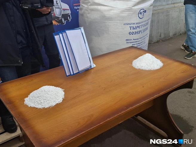 Этим посыпали дороги в прошлом году, будут и в этом | Источник: Татьяна Зарва / NGS24.RU