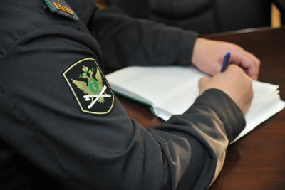Предпринимательница продавала авто себе, скрывая от приставов