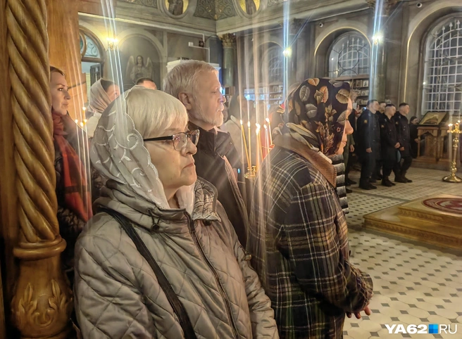 Большинство верующих остались до конца службы | Источник: Кристина Мельникова / YA62.RU