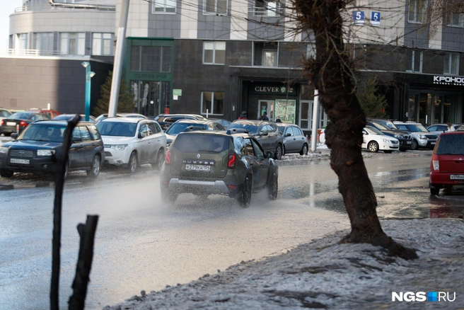 Дороги в центре Новосибирска уходят под воду | Источник: Андрей Бортко / NGS.RU