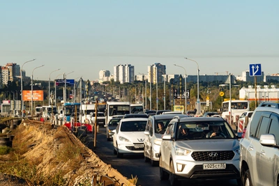 Омичи устали ждать завершения ремонта моста