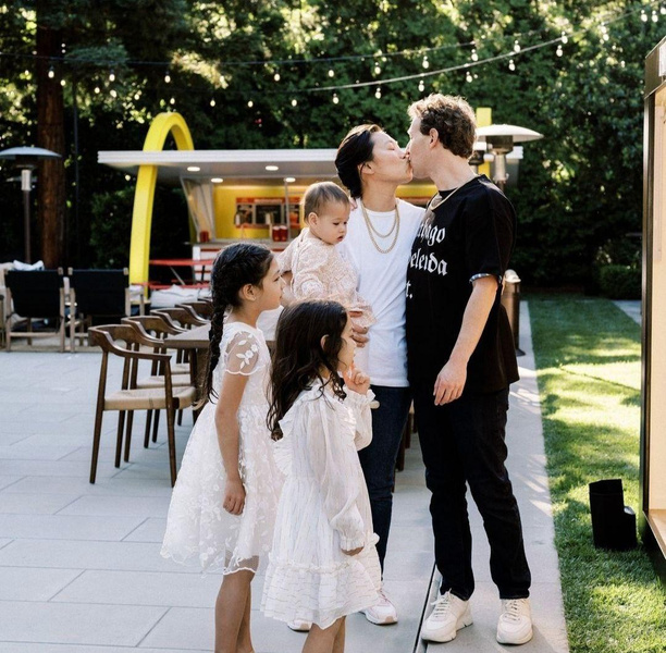 Редкий кадр: Марк Цукерберг опубликовал фотографии всех своих дочерей