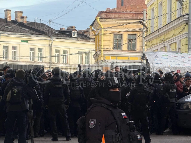«Порядочный мужчина только жене нужен». Рейд силовиков вышел за пределы Сенного рынка | Источник: Милена Солдатенко / FONTANKA.RU