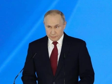 Белый рояль, портрет царя и кефир в холодильнике: Владимир Путин впервые показал кремлевскую квартиру