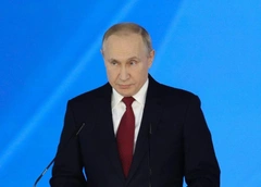 Белый рояль, портрет царя и кефир в холодильнике: Владимир Путин впервые показал кремлевскую квартиру