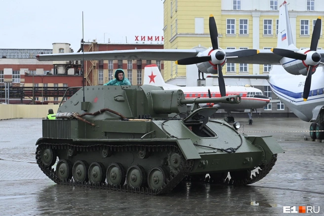 В параде участвуют и уральские заводы | Источник: Дмитрий Емельянов / E1.RU