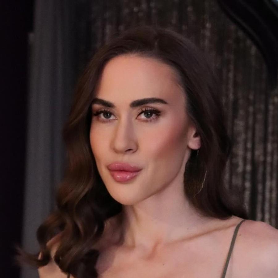 Надула губы и выставила ногу вперед: 36-летняя дочь Любови Успенской удивила дерзким образом