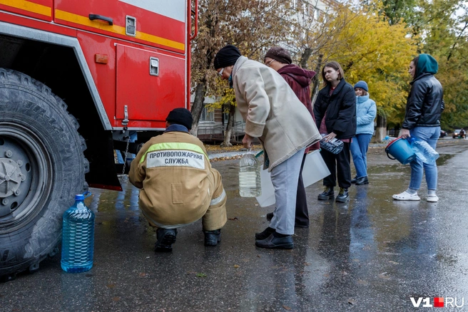 Воду для жителей и в социальные объекты обещают подвозить водовозами | Источник: Алексей Волхонский / V1.RU