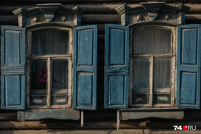 Про «памятники»&nbsp;— это не совсем шутка, к слову. Дом включен в список выявленных объектов культурного наследия Челябинской области. Такой статус доставил скорее проблем, чем пользы | Источник: Наталья Лапцевич