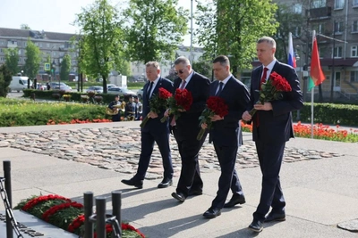 Губернатор и делегация возложили цветы к Вечному огню в Пскове