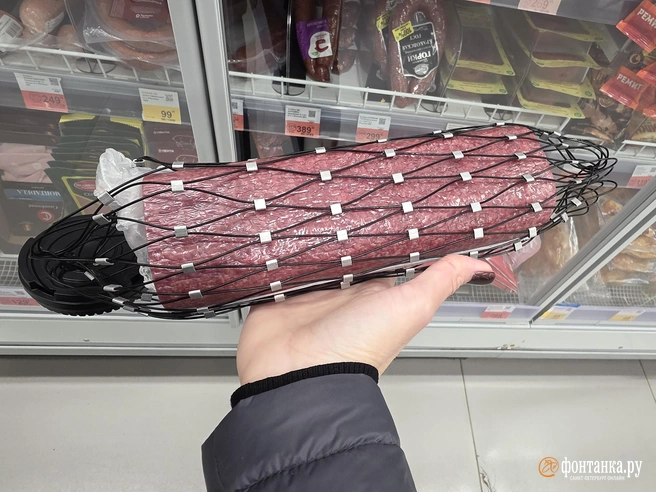 Двое отвлекают, двое крадут. Что воруют в магазинах, пока петербуржцы стоят в очереди | Источник: Наталья Вязовкина / FONTANKA.RU